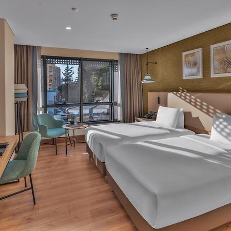 Doubletree By Hilton Antalya City Centre Antália Exterior foto A room at the hotel