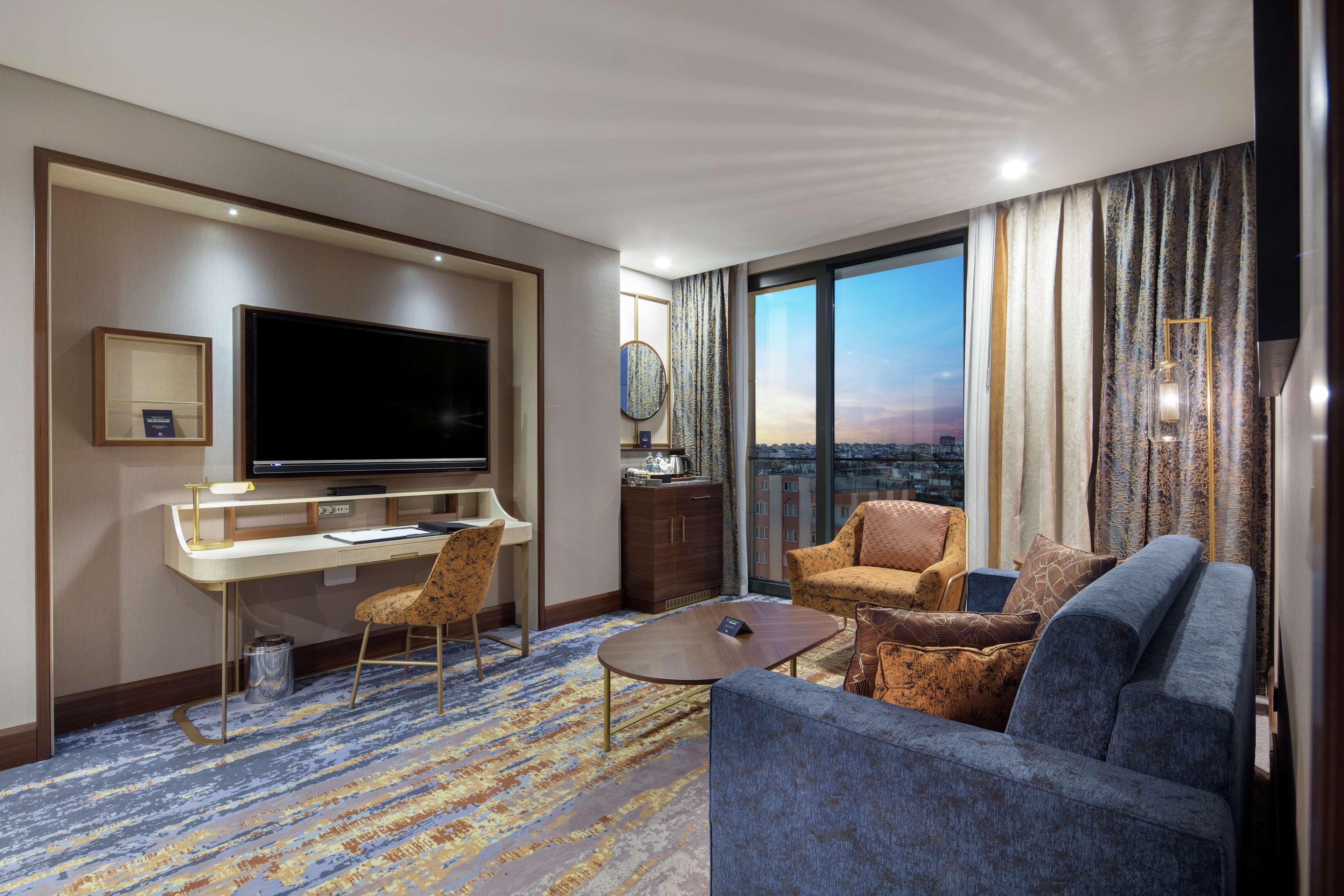 Doubletree By Hilton Antalya City Centre Antália Exterior foto A suite at the Hilton London West End