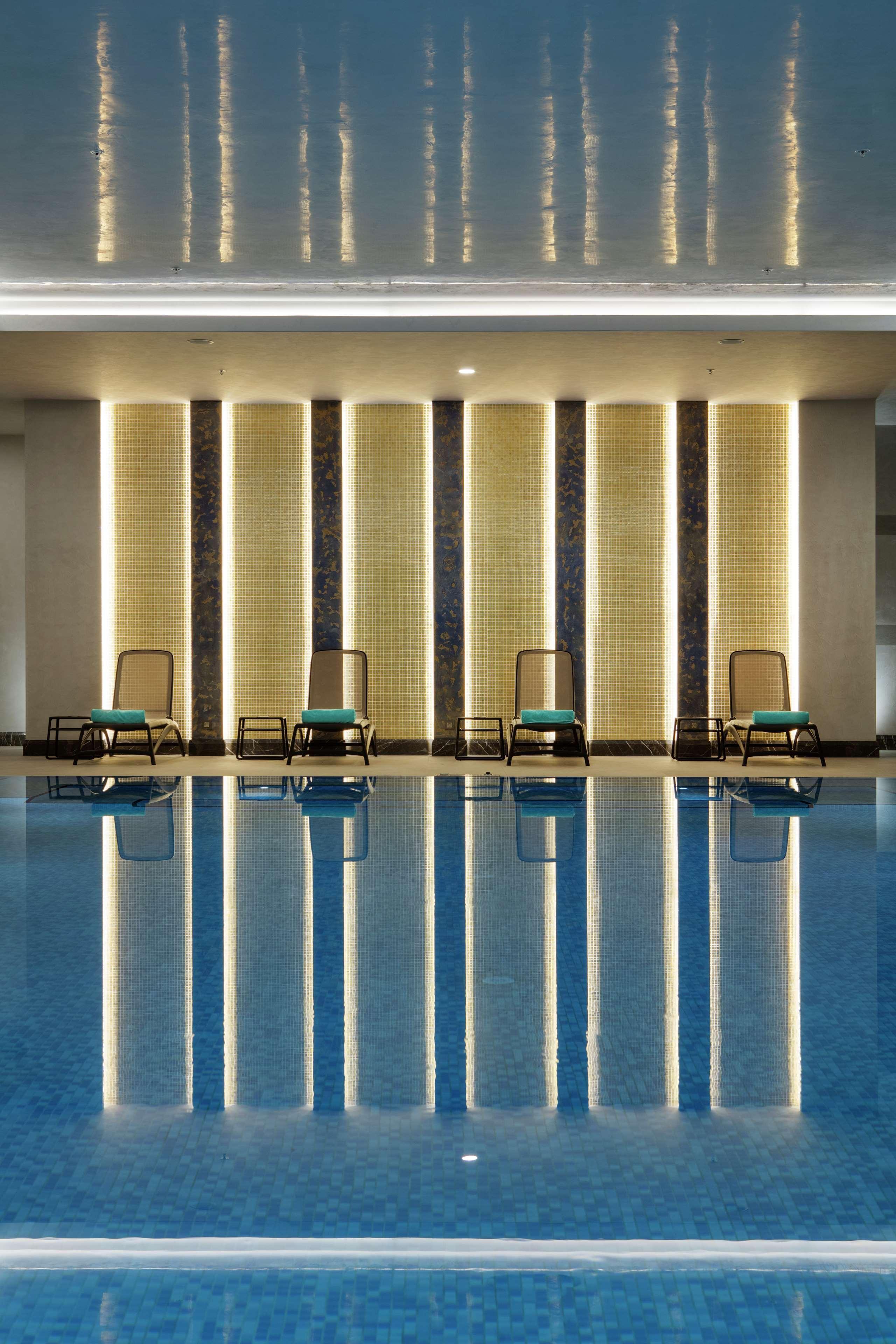 Doubletree By Hilton Antalya City Centre Antália Exterior foto The swimming pool at the hotel