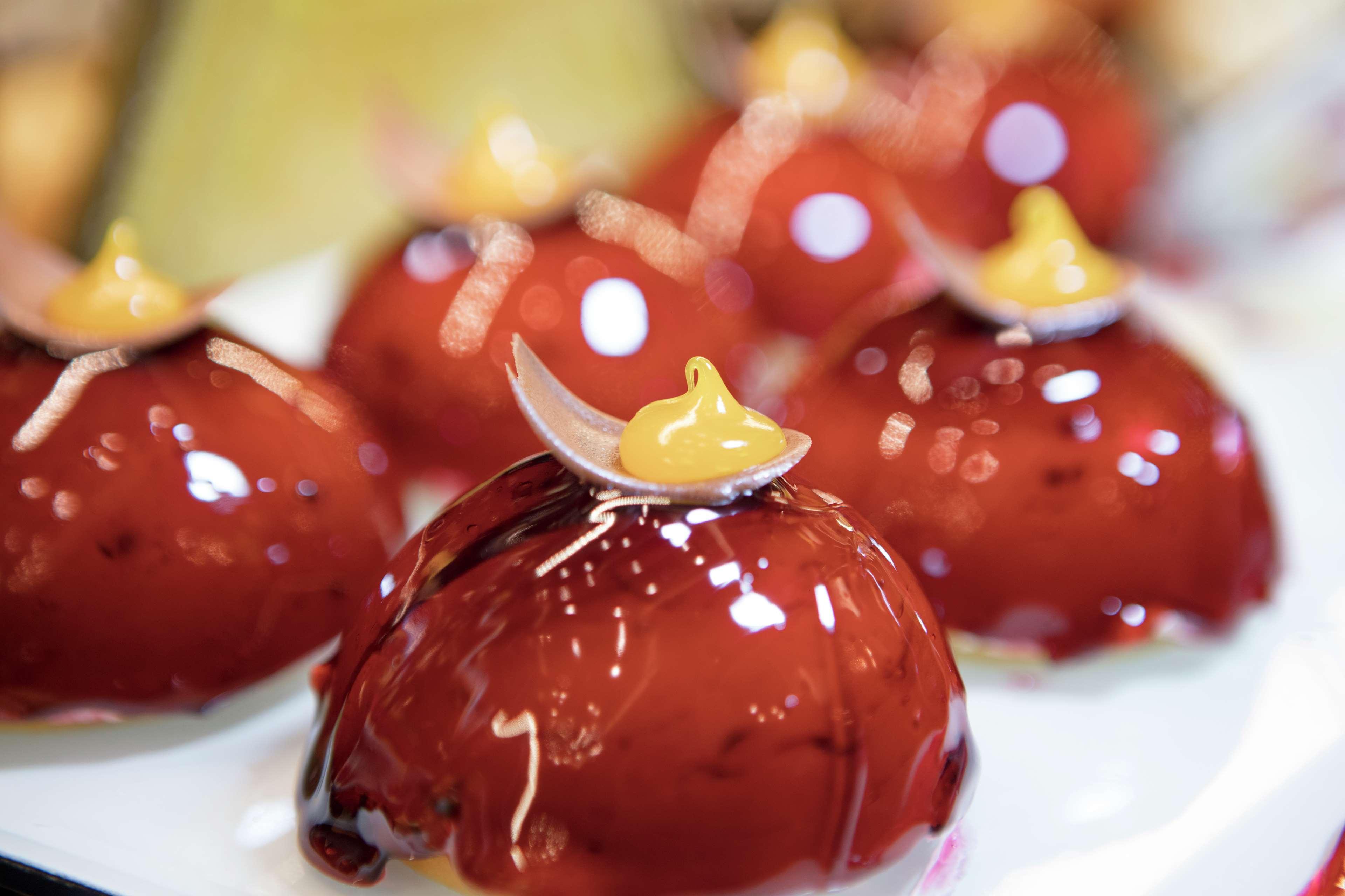 Doubletree By Hilton Antalya City Centre Antália Exterior foto A dessert