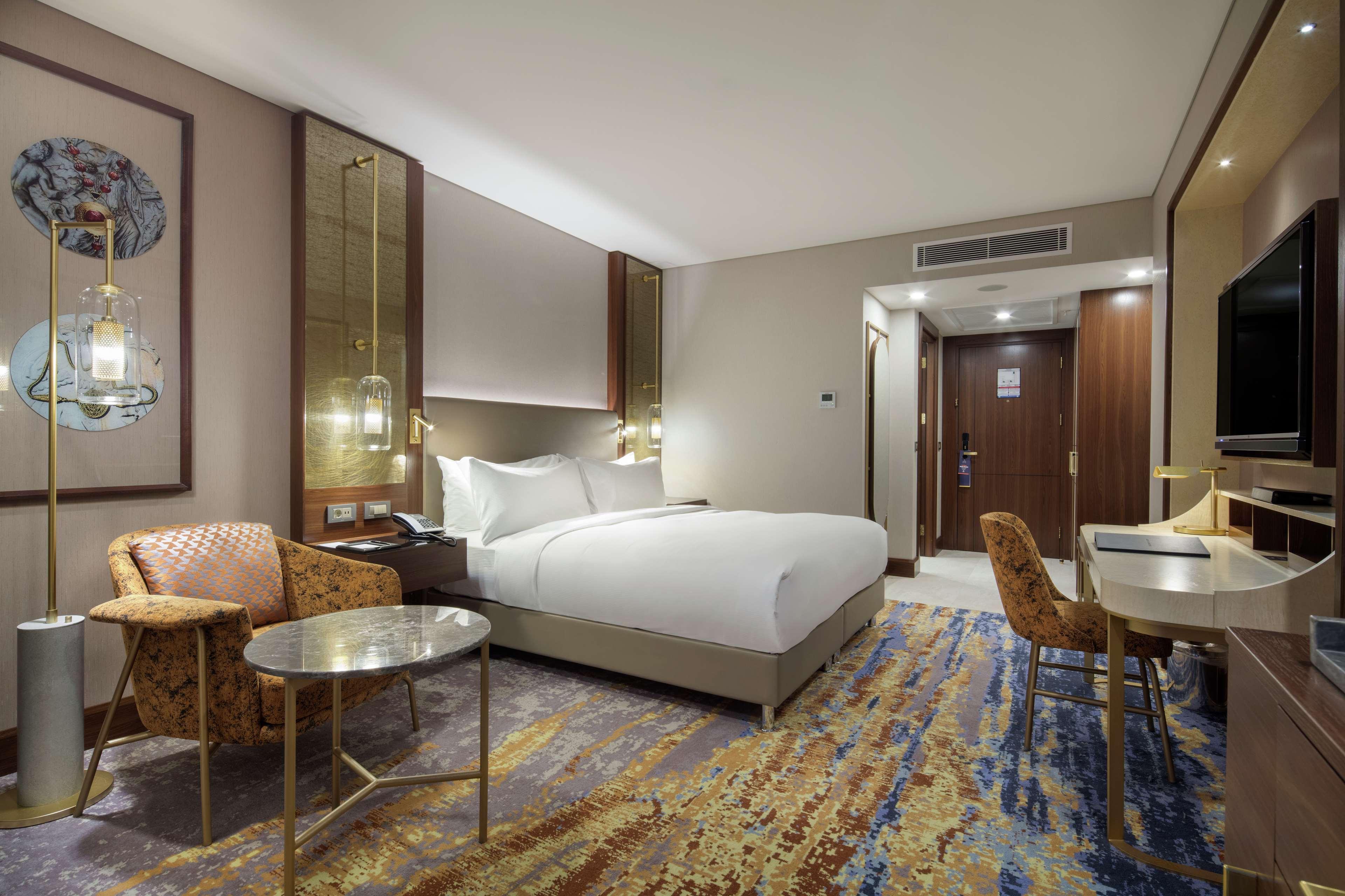 Doubletree By Hilton Antalya City Centre Antália Exterior foto A room at the hotel