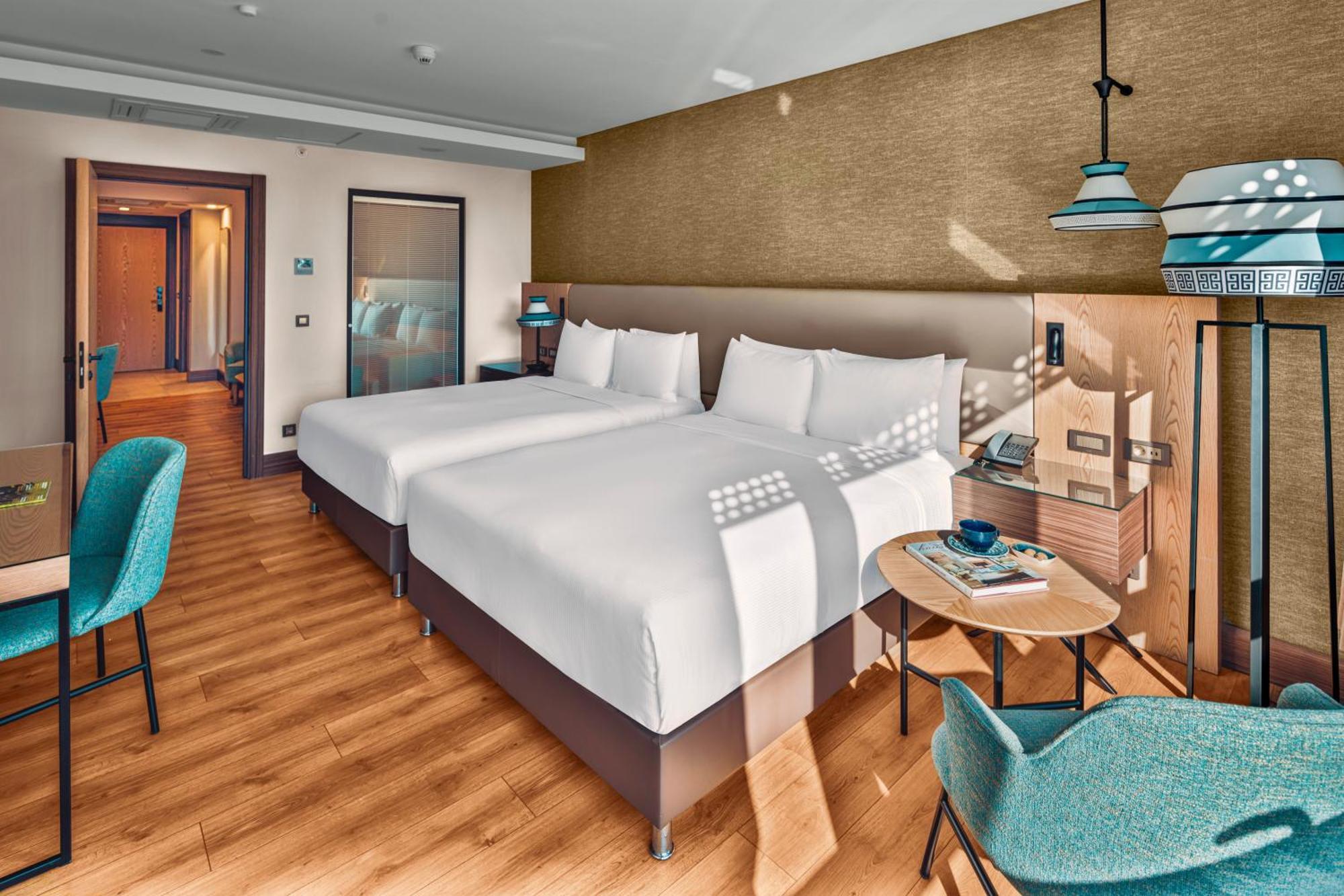 Doubletree By Hilton Antalya City Centre Antália Exterior foto A room at the hotel