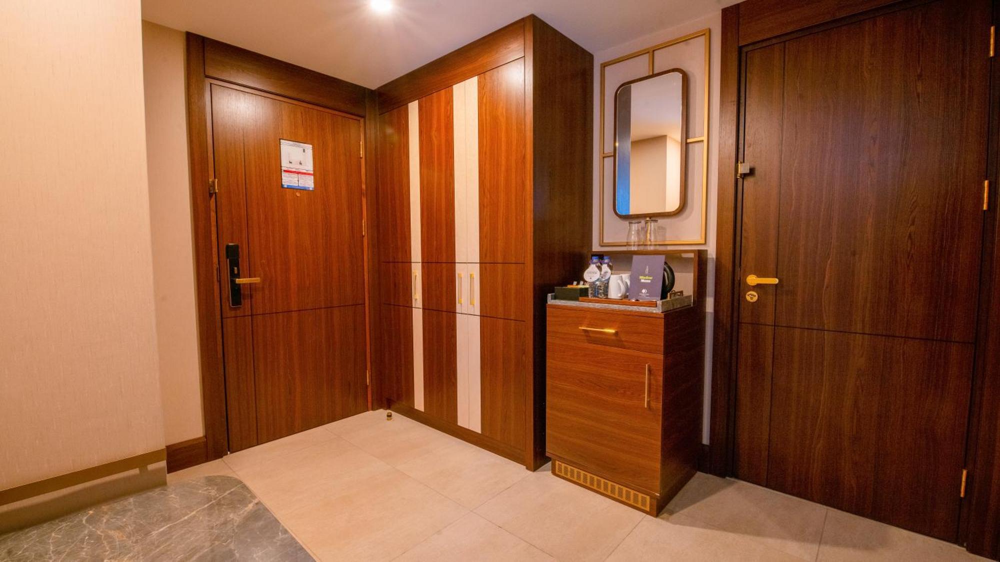 Doubletree By Hilton Antalya City Centre Antália Exterior foto A guest room at the hotel