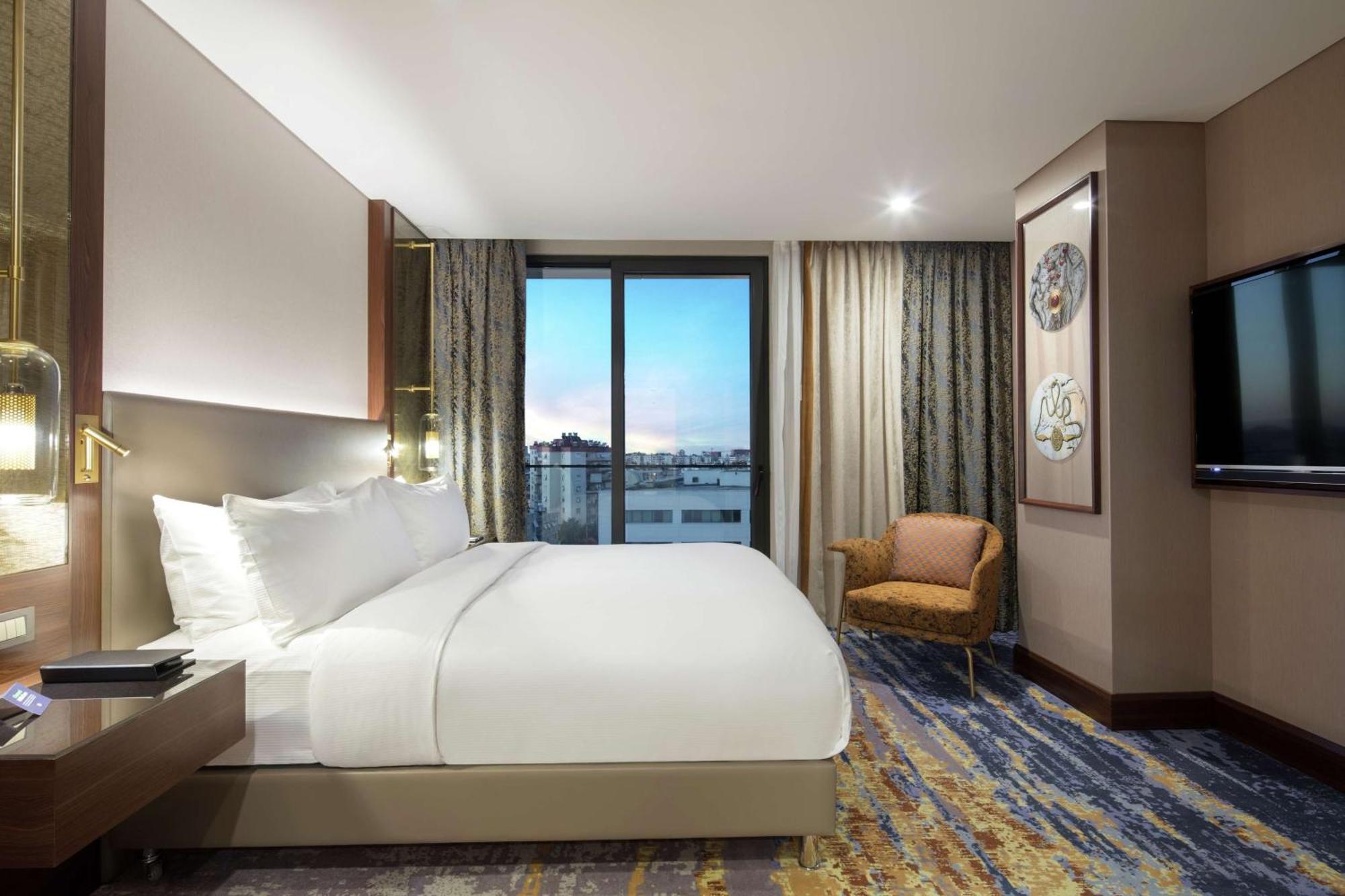 Doubletree By Hilton Antalya City Centre Antália Exterior foto A guest room at the hotel