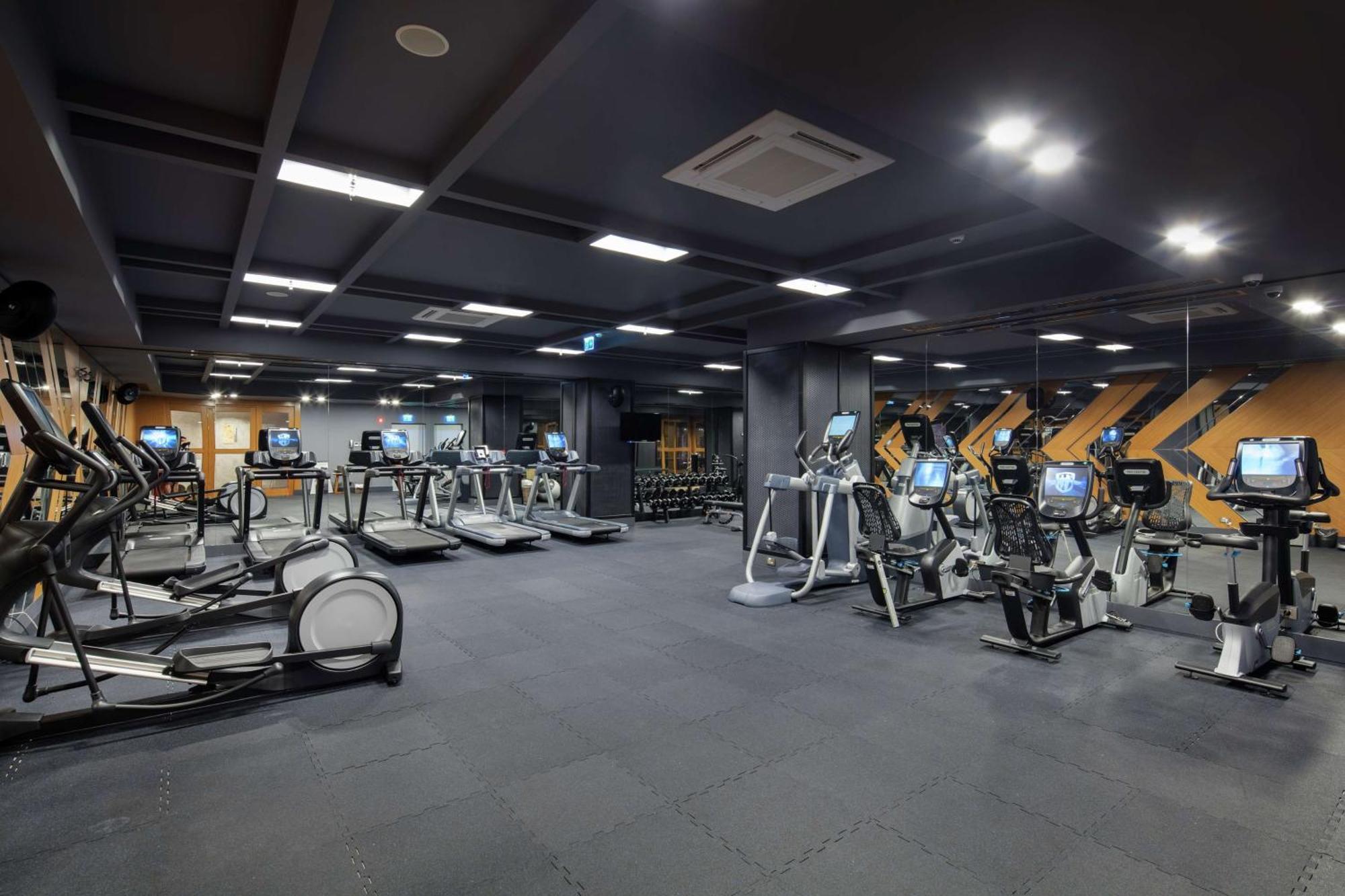 Doubletree By Hilton Antalya City Centre Antália Exterior foto The gym at the hotel