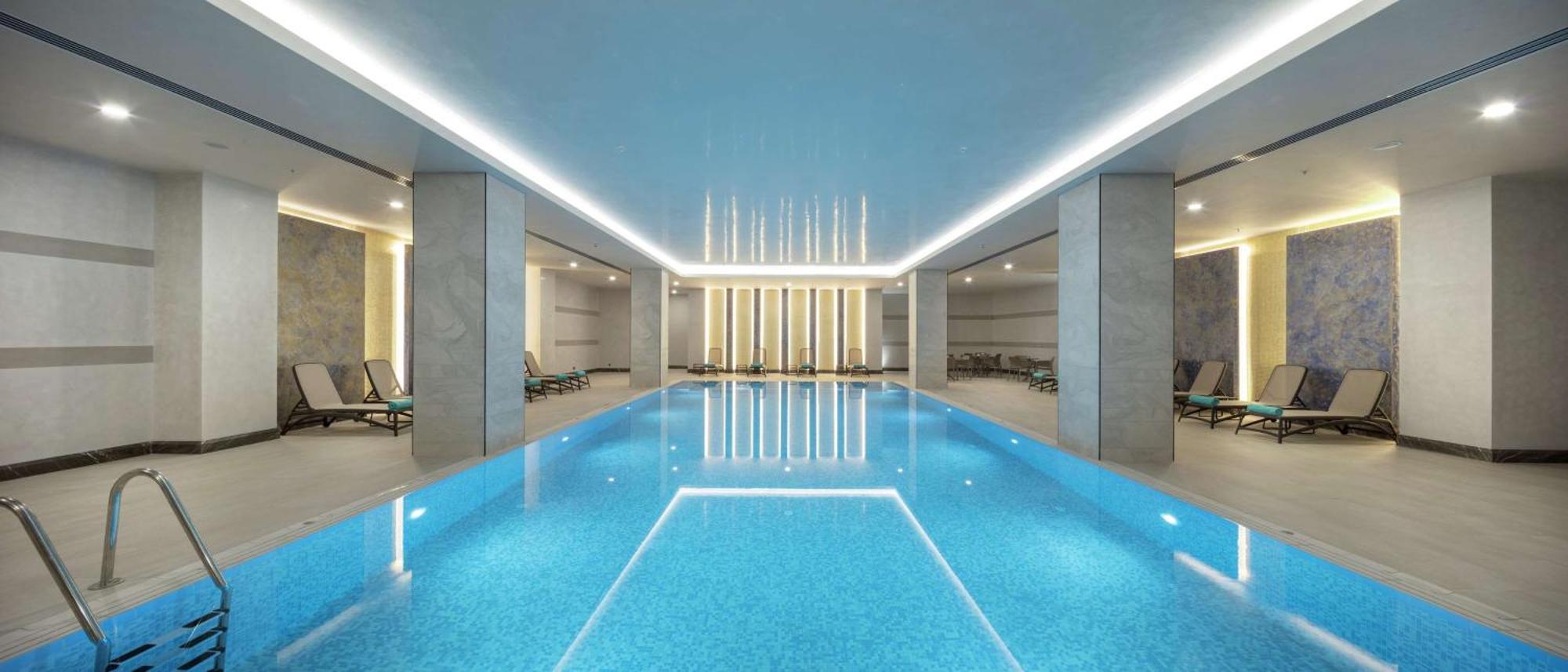 Doubletree By Hilton Antalya City Centre Antália Exterior foto The swimming pool at The Dorchester