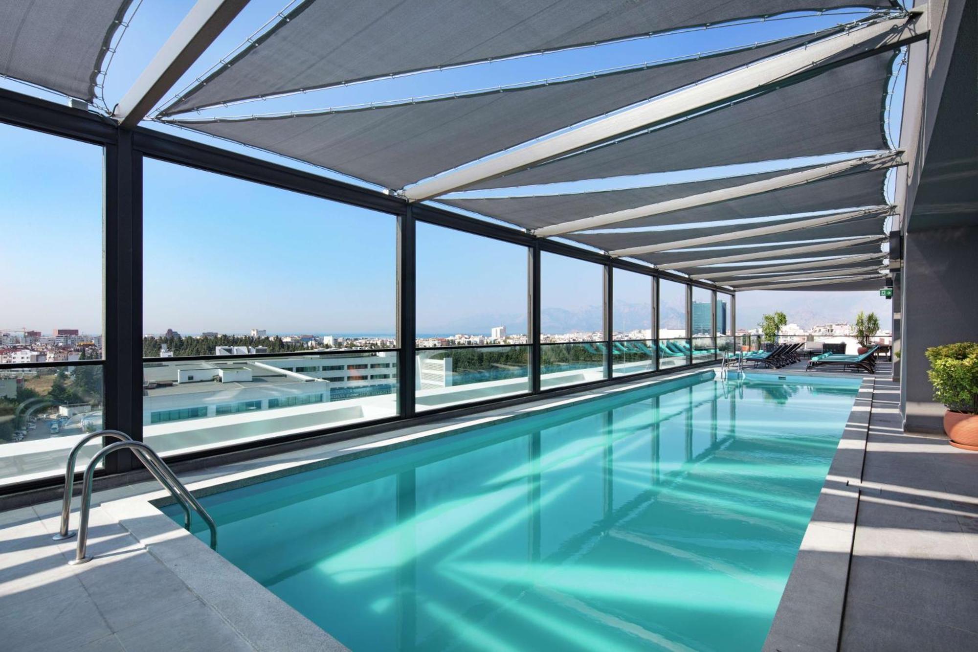 Doubletree By Hilton Antalya City Centre Antália Exterior foto The rooftop pool