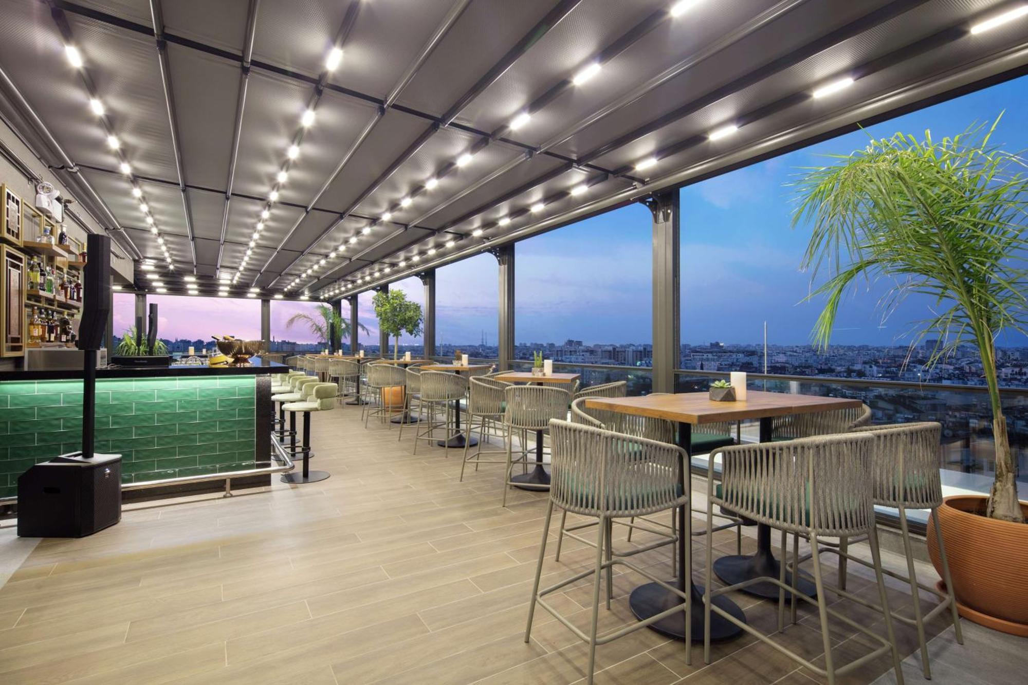 Doubletree By Hilton Antalya City Centre Antália Exterior foto Sky Bar