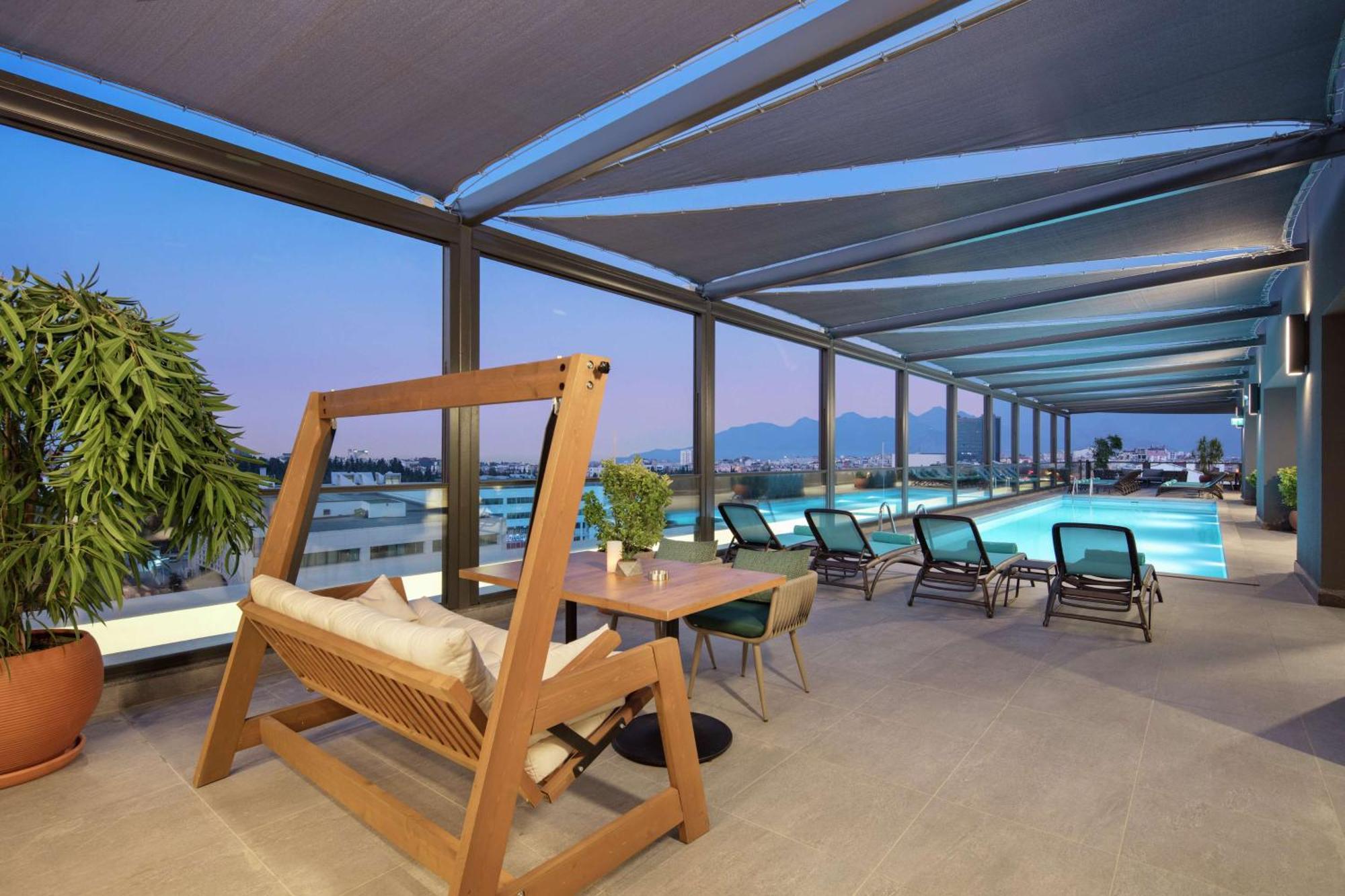 Doubletree By Hilton Antalya City Centre Antália Exterior foto The hotel's rooftop pool